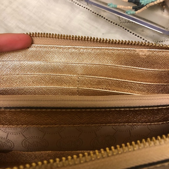 Michael Kors gold wallet - Picture 3 of 4